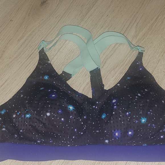 Bras - Picture 4 of 9